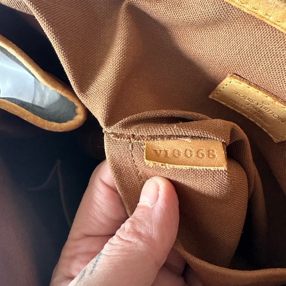 Louis Vuitton hand bag. - Picture 8 of 8